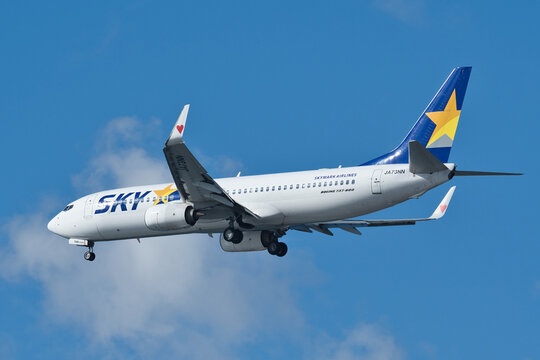 Skymark Airlines Boeing 737-800 (JA73NN) on final approach to Haneda Airport