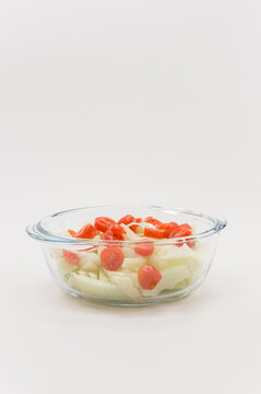 Immagine primo piano di ciotola in vetro con insalata di finocchio e pomodoro a piccoli pezzi
