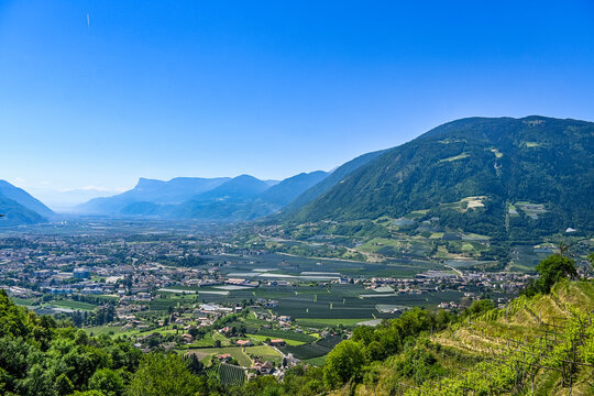 Meran, Etschtal, Weinberge, Obstb&auml;ume, Etsch, Obstbauer, Mendelkamm, Gantkofel, Meranerland, Aussicht, Fr&uuml;hling, Sommer, S&uuml;dtirol, Italien