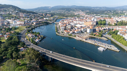 Obraz premium Cityscape of Pontevedra with Lerez river and bridges