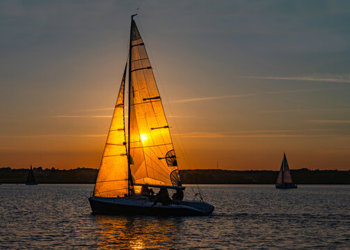 goldene Abendsonne l&auml;&szlig;t ein Segel erleuchten 