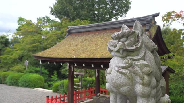 京都 建勲神社 狛犬と手水舎