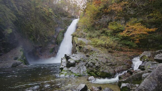 紅葉が美しい秋の秋保大滝 Akiu Great Falls in autumn, when the autumn leaves are beautiful.