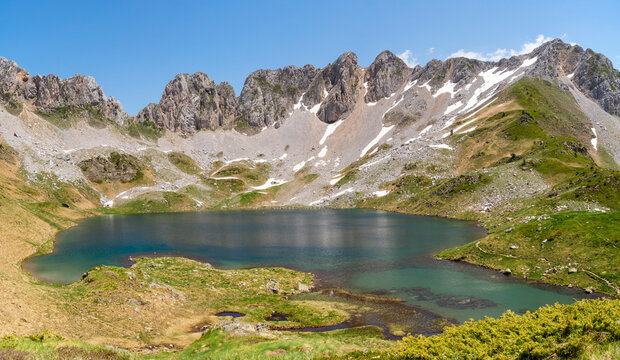 Vista panor&aacute;mica del Ib&oacute;n de Acherito (1.875 m),  situado en el valle de Hecho, municipio de Ans&oacute;, en la comarca de Jacetania, Parque Natural de los Valles Occidentales, Huesca, Arag&oacute;n, Espa&ntilde;a.
