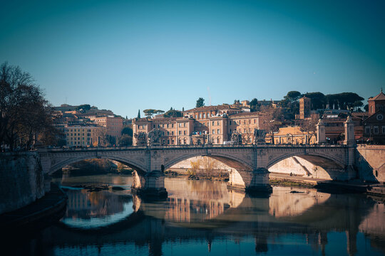 Blick &uuml;ber den Tiber auf die Br&uuml;cke Ponte Vittorio Emanuele II im warmen Abendlicht, Rom