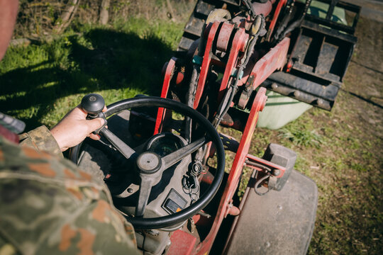 Bauer f&auml;hrt mit Traktor
