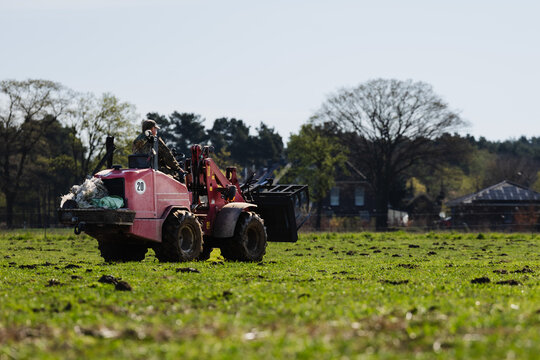 Bauer f&auml;hrt mit Trator &uuml;ber das Feld