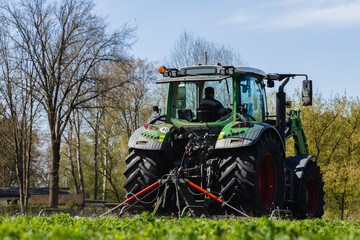 Fototapeta premium Bauer mit Traktor auf Feld