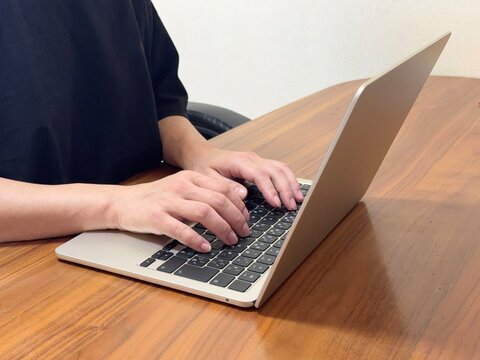 自宅でパソコン