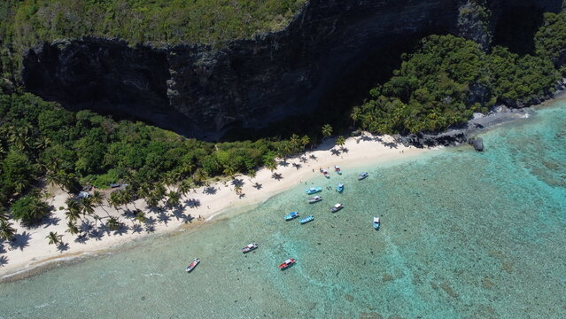 Small tour boats at Playa Front&oacute;n, Saman&aacute;, Dominican Republic