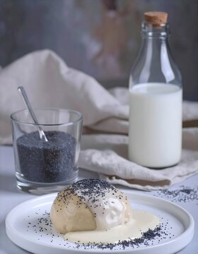 K&ouml;stliche Germkn&ouml;del mit Vanilleso&szlig;e und Mohn. Sanftes Licht.