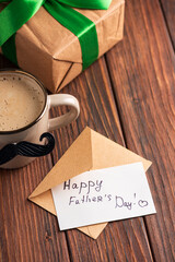 Obraz premium Celebrating Father's Day with coffee, gift, and a heartfelt card