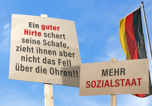 Schilder mit den Devisen f&uuml;r mehr Sozialstaat und mehr Steuerentlastungen!, (Symbolbild)