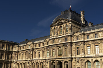 Obraz premium Louvre museum architecture and historic parisian palace exterior