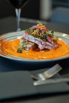 lomo de at&uacute;n a la plancha sobre salmorejo