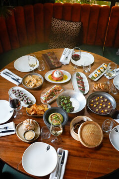 Mesda en restaurante con platos de comida