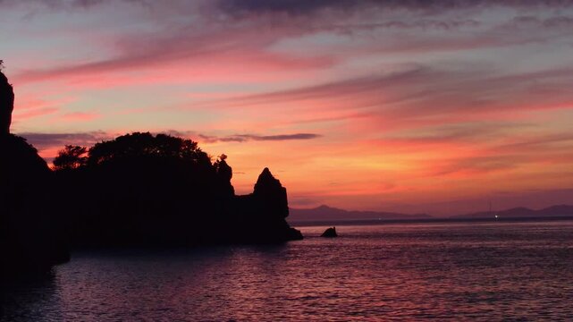 真っ赤に染まる夕焼けと海（大分県津久見市）