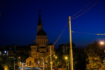 Obraz premium Annunciation Cathedral in Kharkiv at Sunset. Scenic Evening Cityscape with Striped Orthodox Church, Ukraine Landmark