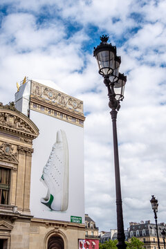Paris, France - 5 juin 2026: Affiche publicitaire pour l'Adidas 'Stan Smith' sur la fa&ccedil;ade lat&eacute;rale de l'op&eacute;ra de Paris (Palais Garnier). Adidas est  une compagnie allemande d'&eacute;quipements sportifs