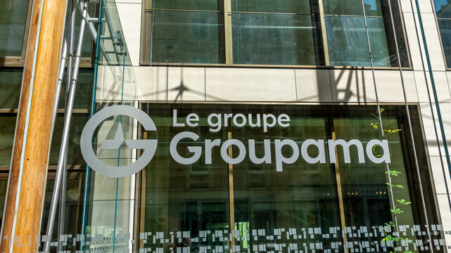 Paris, France - 5 juin 2026: Enseigne et logo sur le si&egrave;ge social du groupe Groupama. Groupama est une soci&eacute;t&eacute; d'assurance mutuelle fran&ccedil;aise distribu&eacute;e par le r&eacute;seau des Caisses r&eacute;gionales