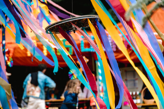 Rubans color&eacute;s volants au vent sur une f&ecirc;te en ext&eacute;rieur