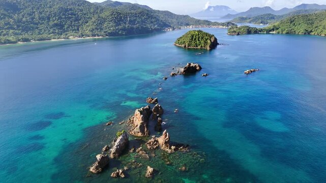 Push-in shot over the scattered shoal and rocky islets at Liminangcong