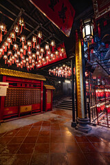 Fototapeta premium 文武廟の伝統建築と渦巻き線香 香港 / Traditional Architecture and Incense Coils at Man Mo Temple Hong Kong