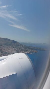 Vue de Palerme &agrave; travers l'hublot d'un avion