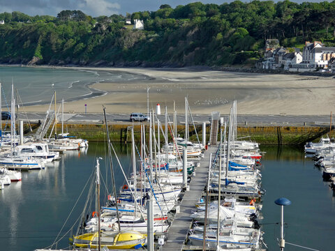 Randonn&eacute;e sur le GR34 en Bretagne (FRANCE), de SAINT-BRIEUC jusqu'&agrave; TREGUIER. Jour 1 : de SAINT-BRIEUC jusqu'&agrave; BINIC.
Vue sur le magnifique port de Binic