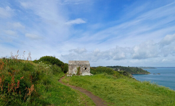 Randonn&eacute;e sur le GR34 en Bretagne (FRANCE), de SAINT-BRIEUC jusqu'&agrave; TREGUIER. Jour 1 : de SAINT-BRIEUC jusqu'&agrave; BINIC.
Vue sur les falaises de la baie de Saint-Brieuc