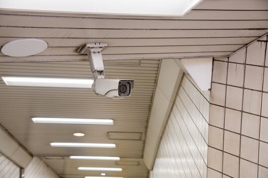 地下鉄の地下通路に設置された監視カメラ