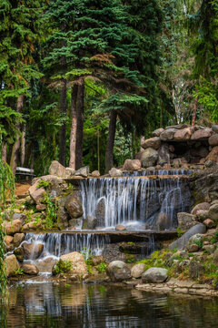Poland, Masovian Voivodeship, Warsaw, Small waterfall in Skaryszewski Park