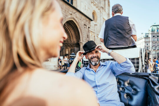 Austria, Vienna, couple having fun on sightseeing tour in a fiaker