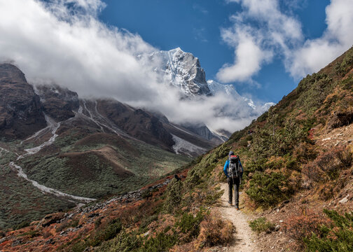 Nepal, Himalaya, Khumbu, Everest region, Khunde, trekker and Yalung Ri