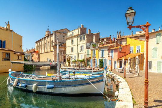 France, Provence-Alpes-Cote dAzur, Martigues, Boats moored along town canal