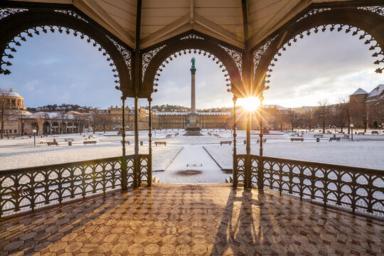 Germany, Stuttgart, pavilion, Schlossplatz, Neues Schloss and jubilee column in winter