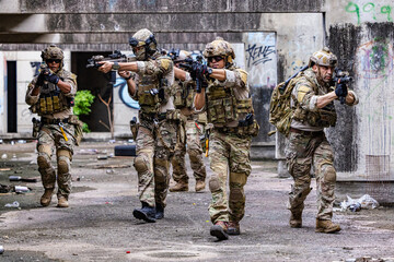 Fototapeta premium Squad Conducting Urban Clearance Maneuver