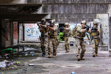 Fototapeta premium Squad Conducting Urban Clearance Maneuver