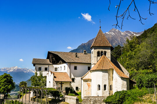 Algund, Dorf Tirol, St. Peter, Kirche, Weinberge, Obstb&auml;ume, Apfelb&auml;ume, Waalweg, Wanderweg, Spazierweg, Aussicht, Fr&uuml;hling, Sommer, S&uuml;dtirol, Italien 