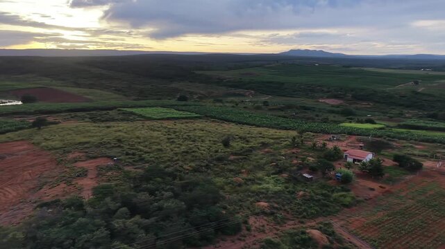 V&iacute;deo de drone mostrando o leito do Rio Utinga com &aacute;reas alagadas, cercado por vegeta&ccedil;&atilde;o de mata nativa preservada em contraste com uma vasta planta&ccedil;&atilde;o de banana, Chapada Diamantina, Bahia, Brasil.