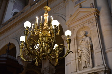 Fototapeta premium Lustre de l'église de la Trinité à Paris