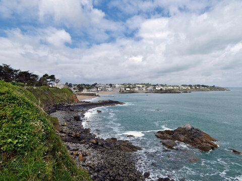 Randonn&eacute;e sur le GR34 en Bretagne (FRANCE), de SAINT-BRIEUC jusqu'&agrave; TREGUIER. 
Jour 2 : de BINIC &agrave; PLOUHA.
Vue sur les &icirc;les et les falaises