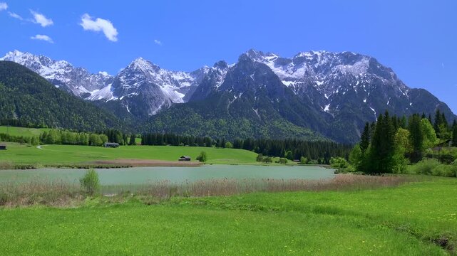 Schmalensee und Karwendelgebirge bei Mittenwald, Fr&uuml;hling, Werdenfelser Land, Oberbayern, Bayern, Deutschland 