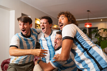 Grupo de amigos argentinos celebrando un gol mientras ven un partido de fútbol © Matias Lee