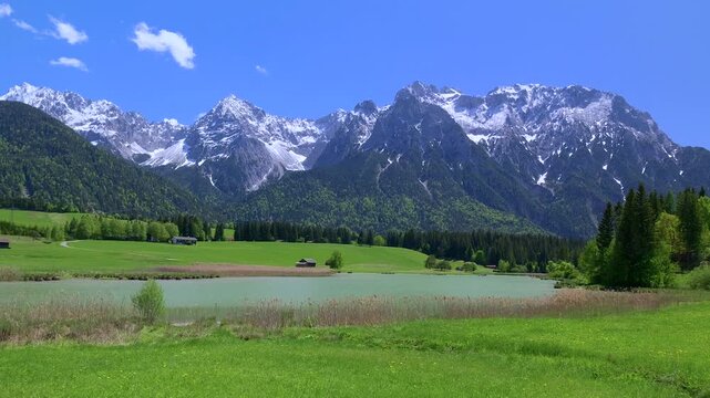 Schmalensee und Karwendelgebirge bei Mittenwald, Fr&uuml;hling, Werdenfelser Land, Oberbayern, Bayern, Deutschland 