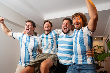 Grupo de amigos argentinos celebrando un gol mientras ven un partido de fútbol © Matias Lee