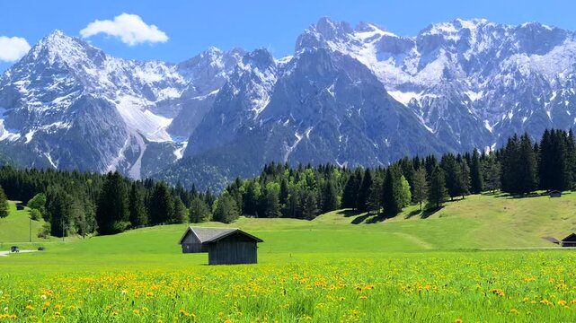 Landschaft mit Wiesen und Karwendelgebirge bei Mittenwald, Fr&uuml;hling, Werdenfelser Land, Oberbayern, Bayern, Deutschland 