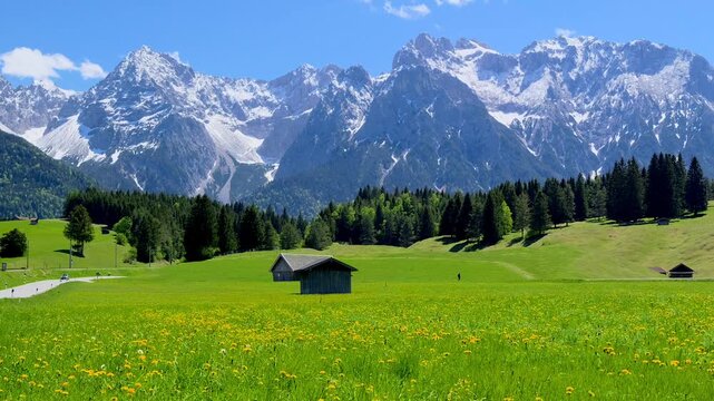 Landschaft mit Wiesen und Karwendelgebirge bei Mittenwald, Fr&uuml;hling, Werdenfelser Land, Oberbayern, Bayern, Deutschland 