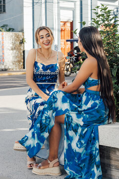 Dos mejores amigas conversando en la ciudad durante un viaje de primavera.