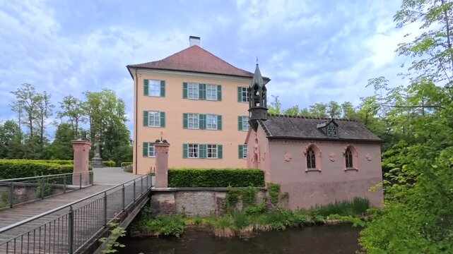 Historisches Sisi Schloss Unterwittelsbach bei Aichach mit Wassergraben, Unterwittelsbach, Aichach, Schwaben, Bayern, Deutschland